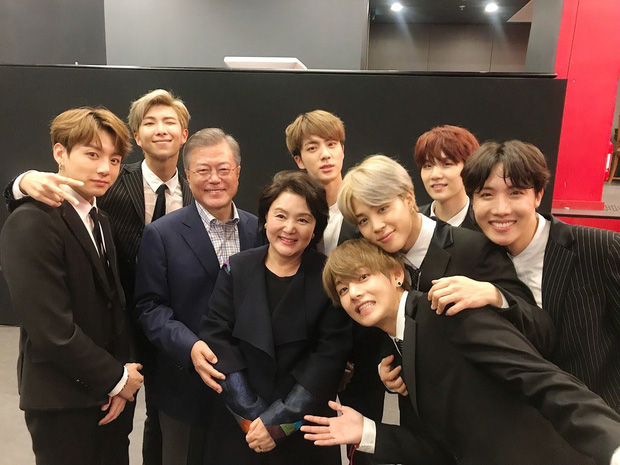 Hình ảnh các chàng trai BTS cùng với vợ chồng tổng thống