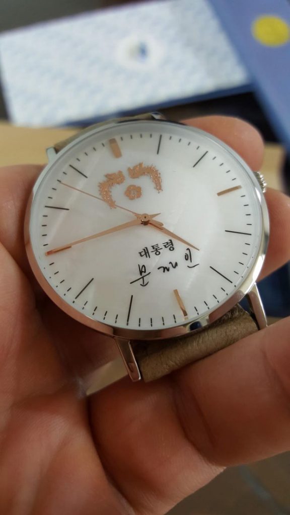 Chiếc đồng hồ có chữ ký của Tổng thống Moon Jae In mà BTS muốn nhận thay cát-xê