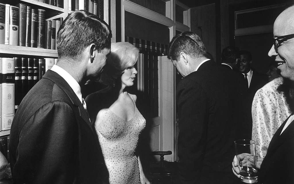 Hình ảnh của Marilyn Monroe bên cạnh 2 anh em nhà Kennedy