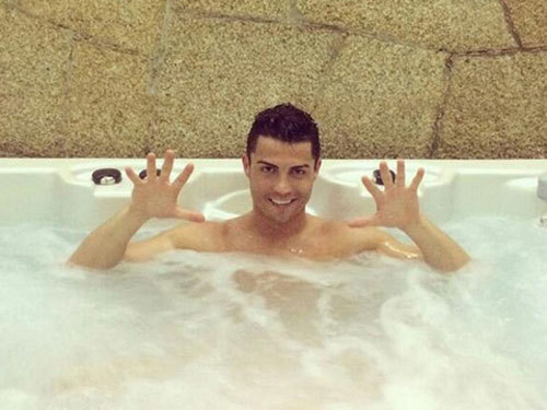 Ronaldo ngâm mình trong nước lạnh