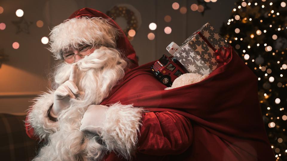Người ta nhớ tới ông già Noel trước tiên trong mùa lễ hội cuối năm 2020