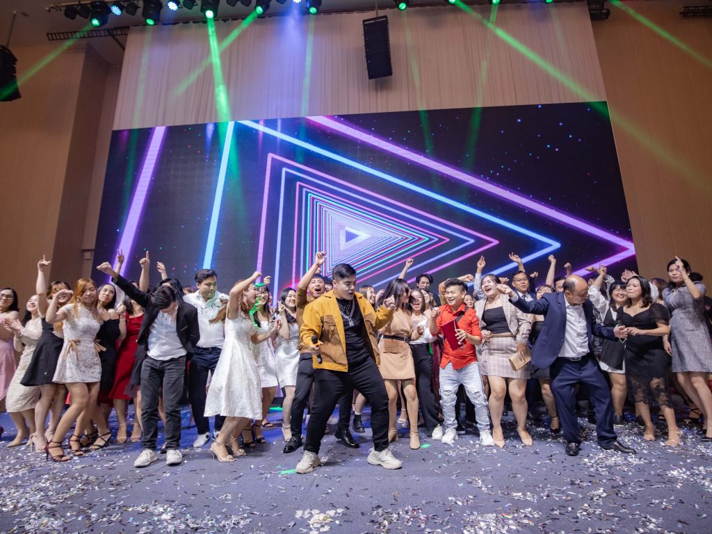 Nguyễn Đình Vũ biểu diễn tiệc mừng kỷ niệm 21 năm thành lập công ty Thiên Tú