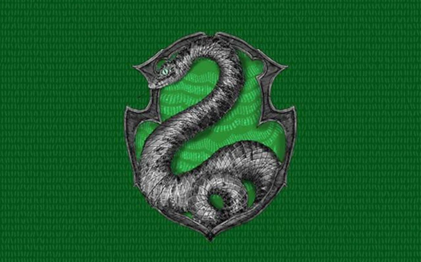 Slytherin harry. Гарри Поттер змея Слизерина. Фон Гарри Поттер Слизерин. Слизерин Факультет Драко Малфой. Slytherin Pride.