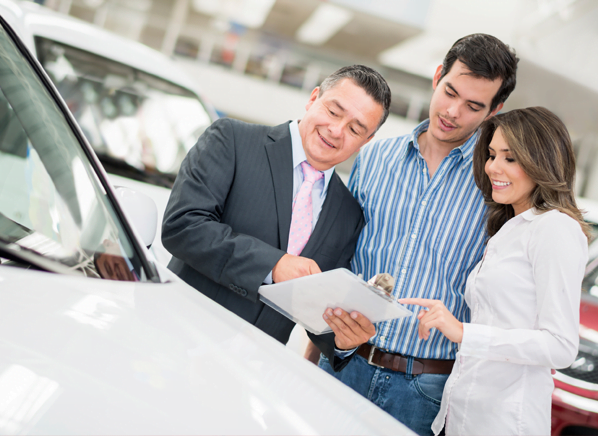 Sale ô tô đang tư vấn cho khách hàng